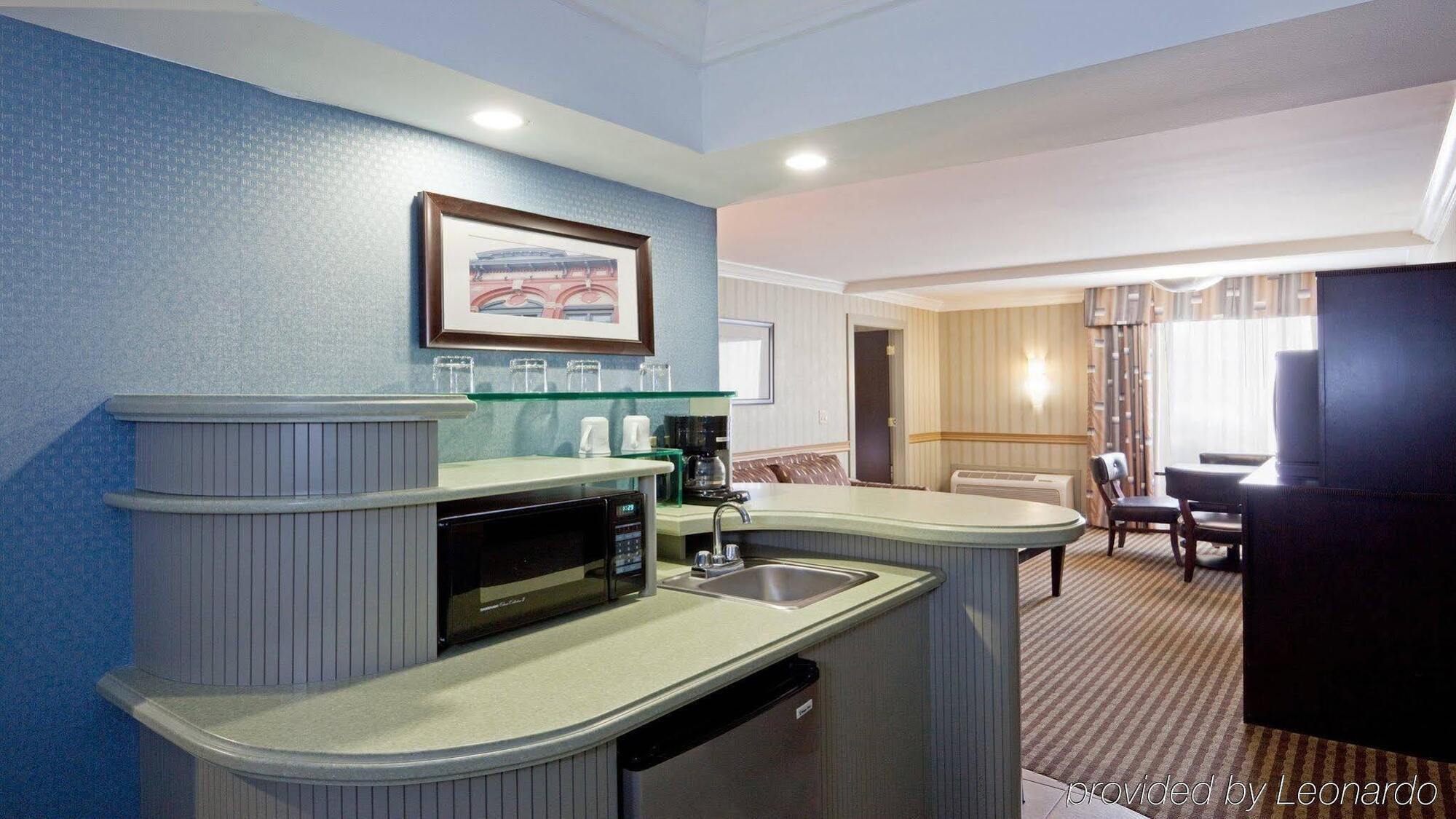 Holiday Inn Concord Downtown, An Ihg Hotel Екстер'єр фото